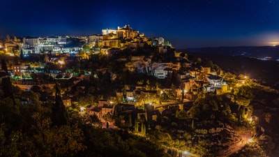 夜间照明房屋的鸟瞰图